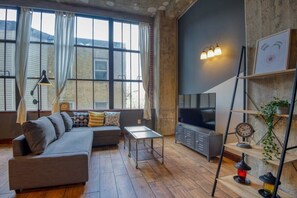 Smart TV - Sosuite | 1BR Apt w W/D, Gym, On-Site Restaurant (Philadelphia)