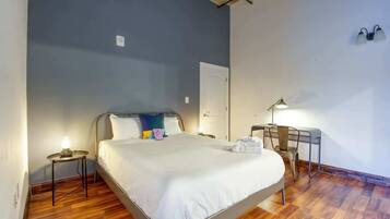 1 bedroom, iron/ironing board, travel cot, free WiFi