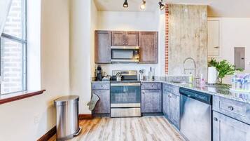 Frigorífic, microones, forn i placa de cuina