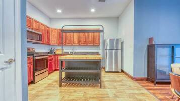 Fridge, oven, stovetop, dishwasher