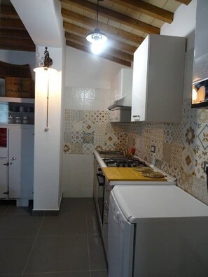 冷蔵庫、電子レンジ、オーブン、コンロ