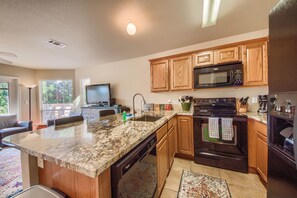 Condo, 3 habitaciones | Cocina privada | Refrigerador, horno, cafetera y tetera y tostadora