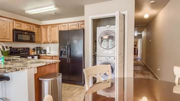 Condo, 3 Bedrooms | Private kitchen | Fridge, oven, coffee/tea maker, toaster