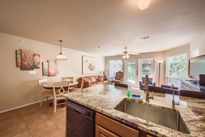 Condo, 3 habitaciones | Cocina privada | Refrigerador, horno, cafetera y tetera y tostadora