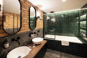 Familiekamer (Souterrain) | Badkamer | Een douche, een regendouche, gratis toiletartikelen, handdoeken