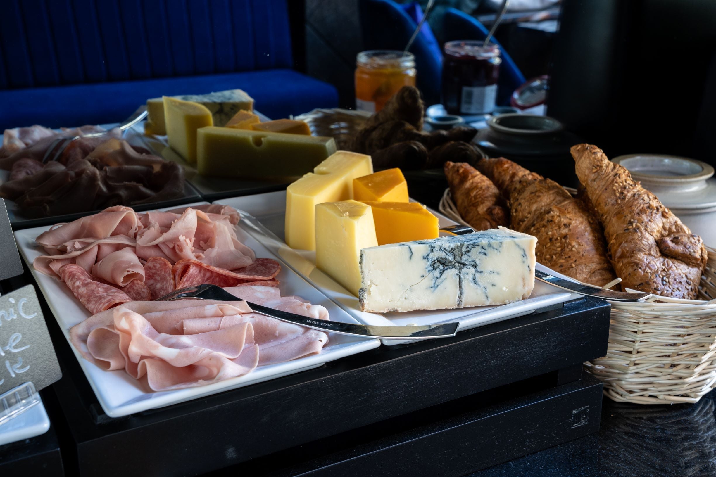 Dagelijks continentaal ontbijt (EUR 24.5 per persoon)