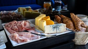 Daily continental breakfast (EUR 22.5 per person)