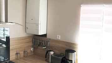 Een koelkast, een microgolfoven, een oven, een kookplaat