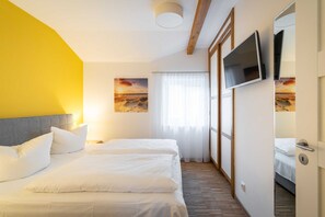 3 bedrooms, travel cot, WiFi, bed sheets