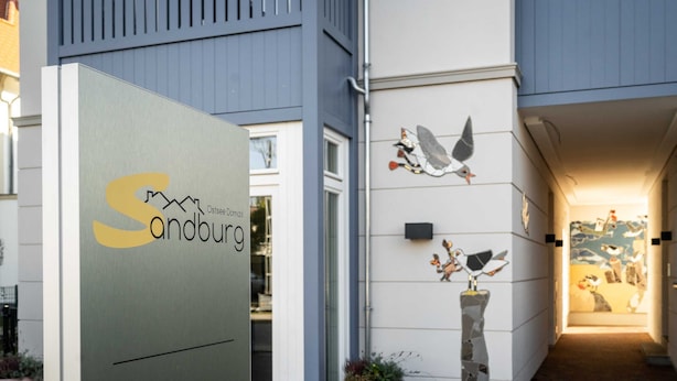Entrada de un edificio con un letrero que dice 'Sandburg'.