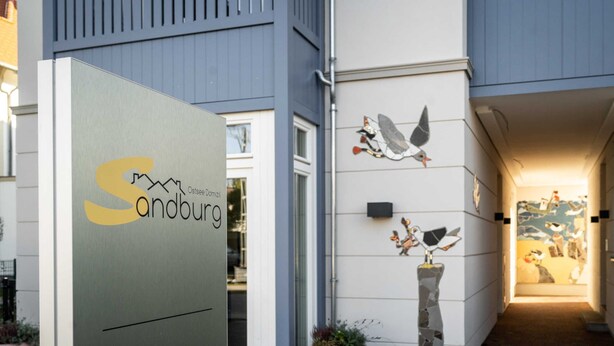 A building entrance with a sign reading "Sandburg." - Vacation apartment Brise at Ostsee-Domizil Sandburg - Holiday apartment Brise (Kühlungsborn (Ostseebad))