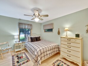 3 bedrooms, desk, iron/ironing board, free WiFi