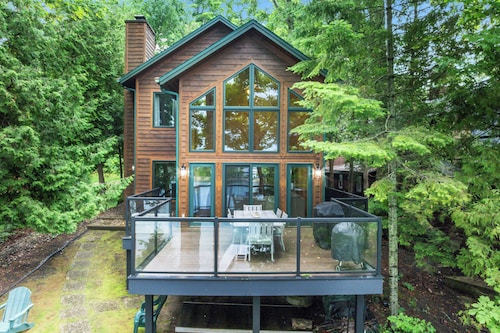 Lake Charlevoix Memories/Lakefront| Private Dock | close to Castle Farms