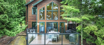 Lake Charlevoix Memories/Lakefront| Private Dock | close to Castle Farms