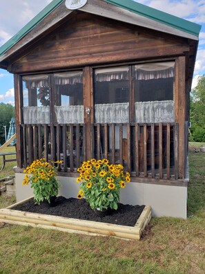 Exterior - SKI, SKI, SKI! TINY HOUSE COZY! (Warrensburg)