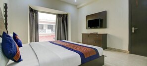 Deluxe Room | Egyptian cotton sheets, premium bedding, down comforters - Liveinn Style (Gurugram)