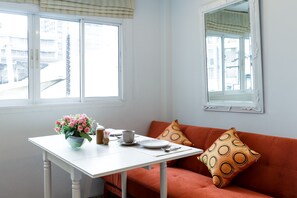 Comfy Studio | In-room dining - Arawana Residence Phromphong (Bangkok)