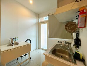 Cozy Studio | Cofres nos quartos, escrivaninha, cortinas blackout