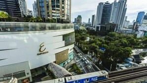 Ein Hochhaus mit einem markanten 'Louis Vuitton' Geschäft im Erdgeschoss.