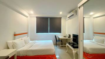 Cozy Studio with Balcony | Két bảo mật tại phòng, bàn, màn/rèm cản sáng, phòng cách âm