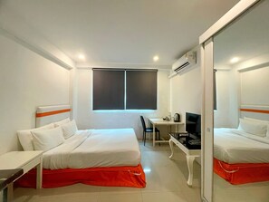 Cozy Studio with Balcony | Cofres nos quartos, escrivaninha, cortinas blackout