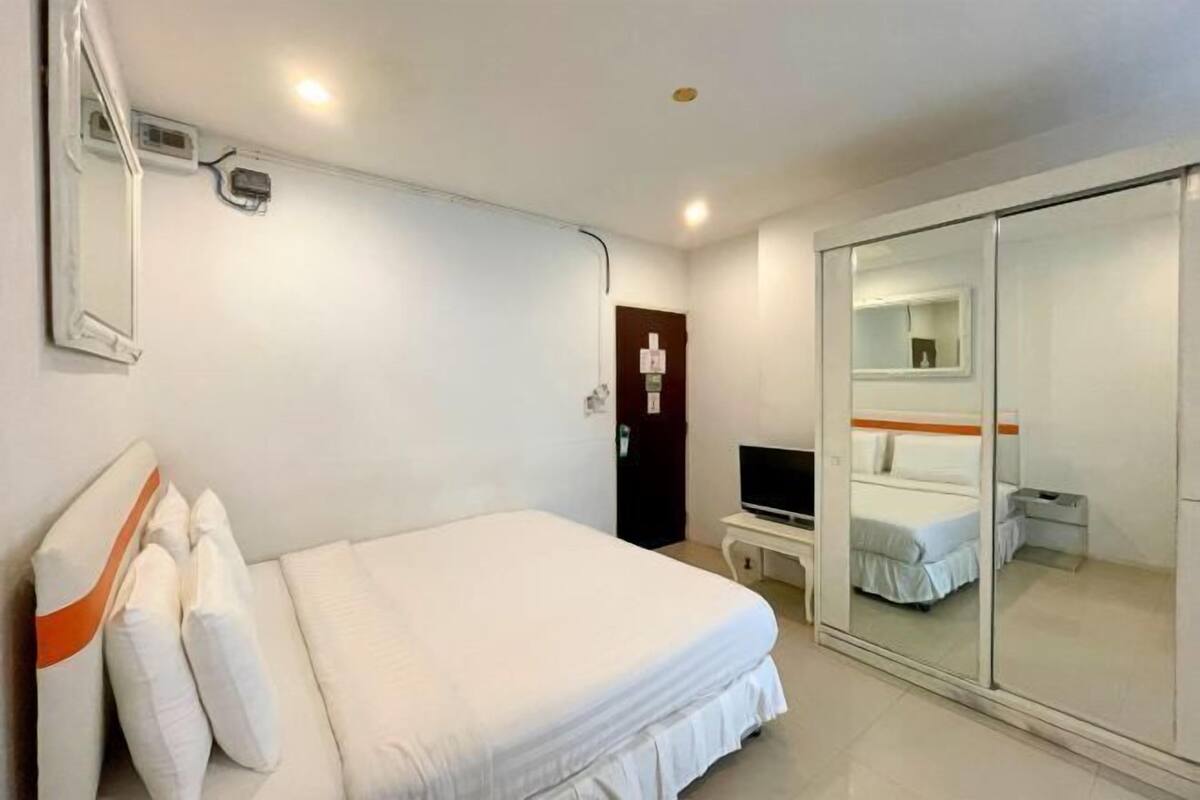 Caja de seguridad en la habitación, escritorio y cortinas blackout 