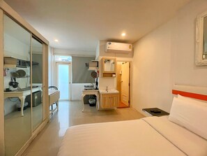Cozy Studio | Cofres nos quartos, escrivaninha, cortinas blackout