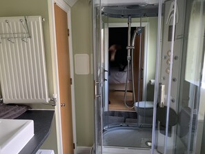 Shower, hair dryer, towels - Toothbrush Apartments - Ipswich Nr Train - Ranelagh Rd (Ipswich)