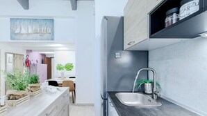 Una cocina moderna con un lavaplatos integrado, electrodomésticos de acero inoxidable y armarios de madera.