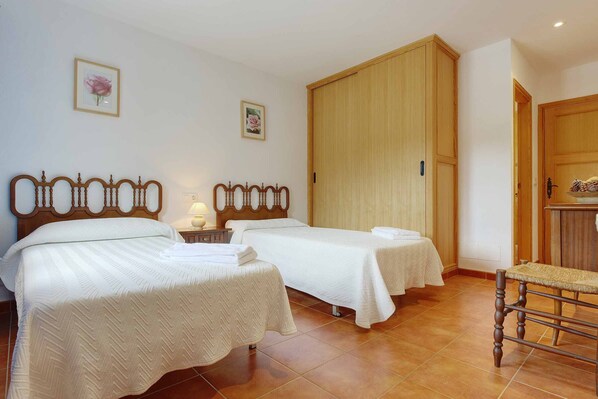 3 bedrooms, in-room safe, iron/ironing board, free internet - MAGDALENA, traditional villa near the town. (Pollensa)