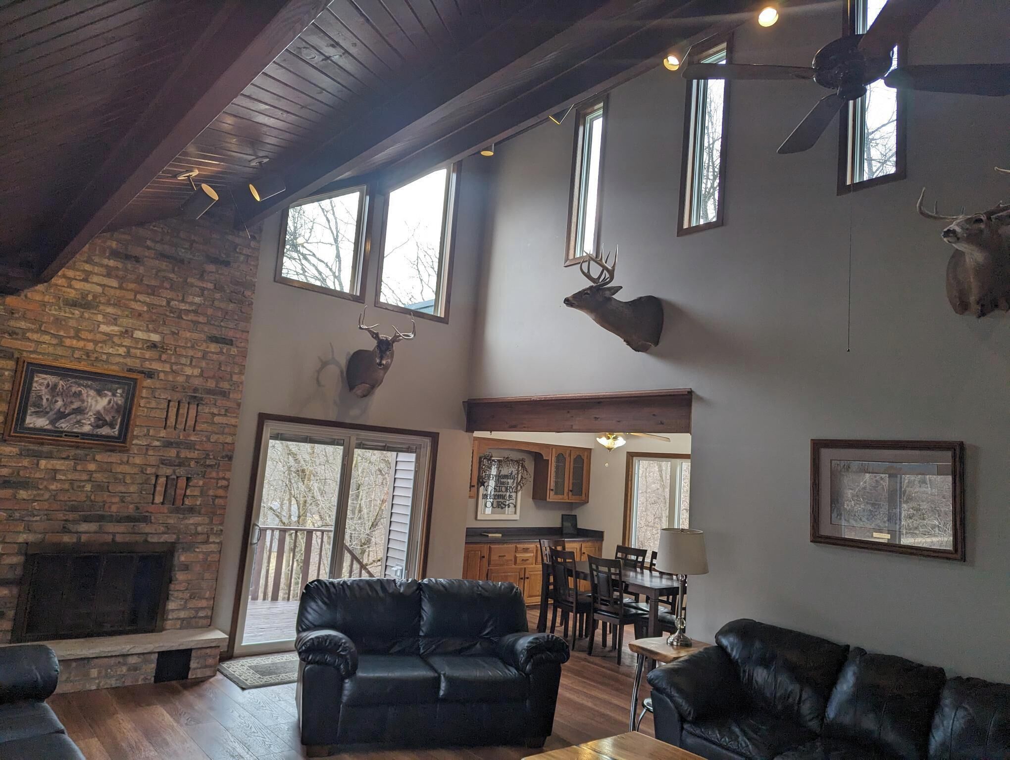 Fernseher, Kamin, Videospiele, DVD-Player