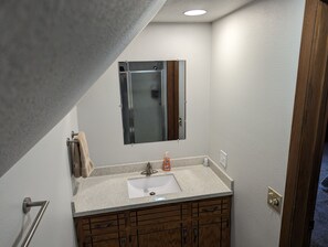 Suihkun ja ammeen yhdistelmä, hiustenkuivaaja, pyyhkeet, vessapaperi