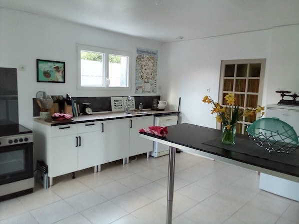 ثلاجة، ميكروويف، فرن، موقد طهي مسطح