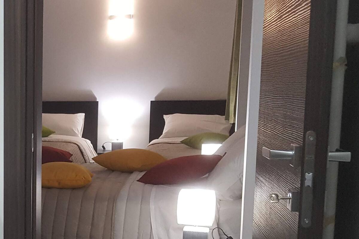 Ein Schlafzimmer mit einem Bett, einem Nachttisch und einem Beistelltisch.