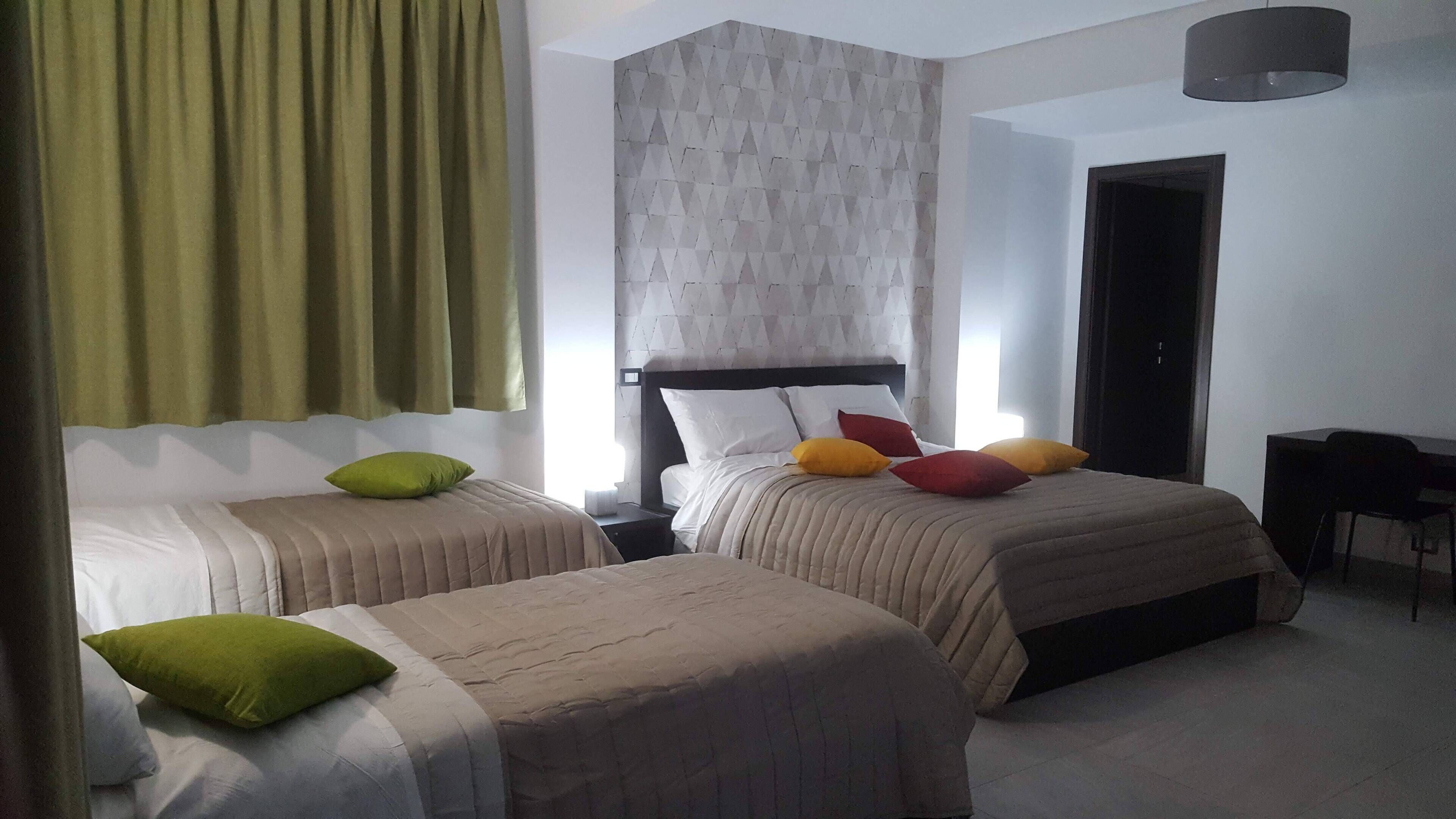 Familien-Vierbettzimmer (Premium) | Daunenbettdecken, Minibar, Schreibtisch, laptopgeeigneter Arbeitsplatz