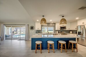 ثلاجة، ميكروويف، فرن، موقد طهي مسطح