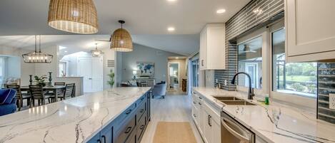 Køleskab, mikrobølgeovn, ovn, kogeplade