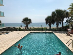 Een buitenzwembad en een verwarmd zwembad