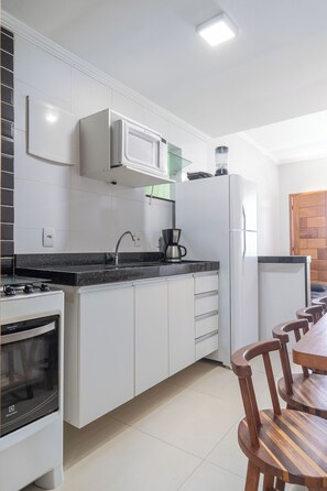 ثلاجة، ميكروويف، موقد طهي مسطح، ماكينة لصنع القهوة/الشاي