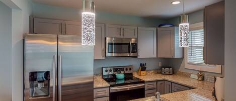 冷蔵庫、電子レンジ、オーブン、コンロ