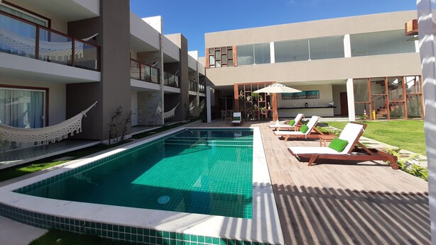 Um hotel moderno com piscina, área de estar ao ar livre e vista para o céu.