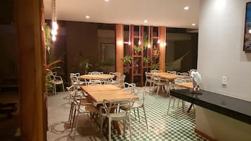 早餐,供應午餐和晚餐