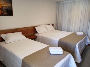 Quarto família | Escrivaninha, cortinas blackout, Wi-Fi de cortesia, roupa de cama