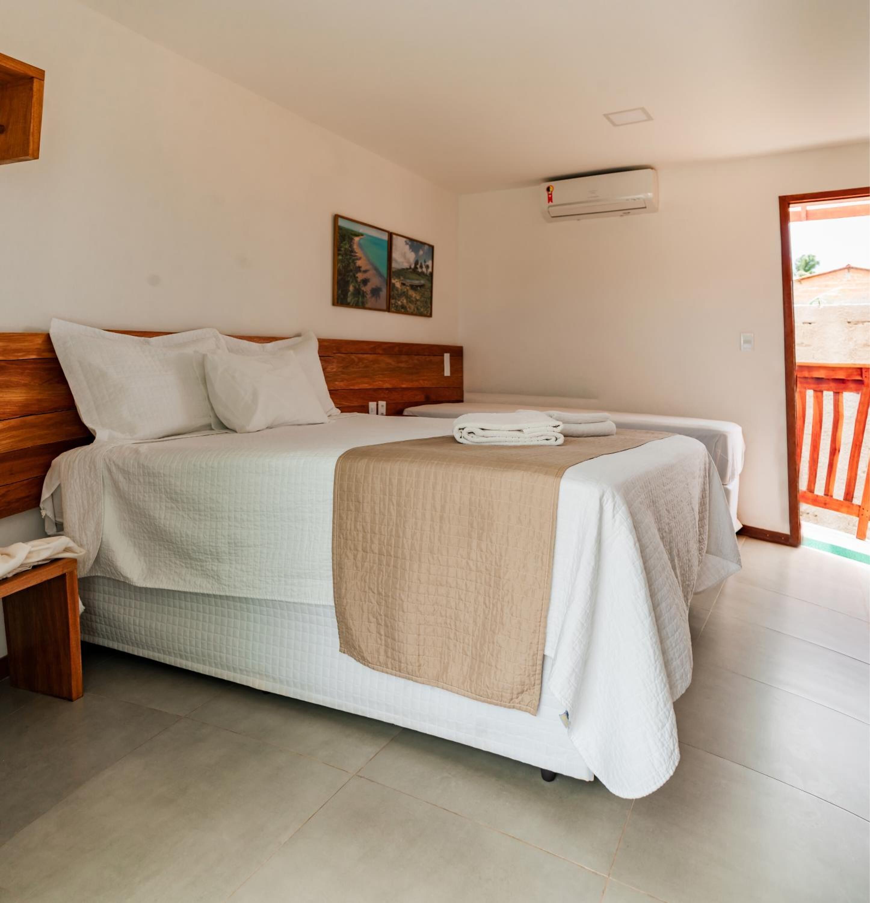 Escrivaninha, cortinas blackout, Wi-Fi de cortesia, roupa de cama