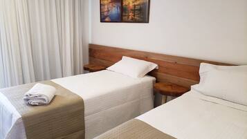 Quarto família | Escrivaninha, cortinas blackout, Wi-Fi de cortesia, roupa de cama