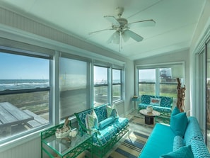 Una televisión, un reproductor de DVD