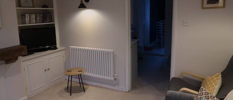 Een televisie, een dvd-speler, boeken en een computerscherm