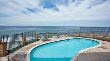 Een buitenzwembad en een verwarmd zwembad