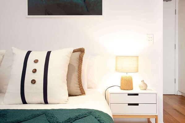 مكتب ومكواة/لوح كي وواي فاي وملاءات أسرّة