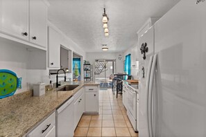 House (Anchors Away (4/2)) | Private kitchen | Fridge, microwave, dishwasher, coffee/tea maker